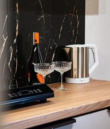 Mala Kawalerka Spokojna Okolica, Swietny Dojazd Apartamento Varsóvia